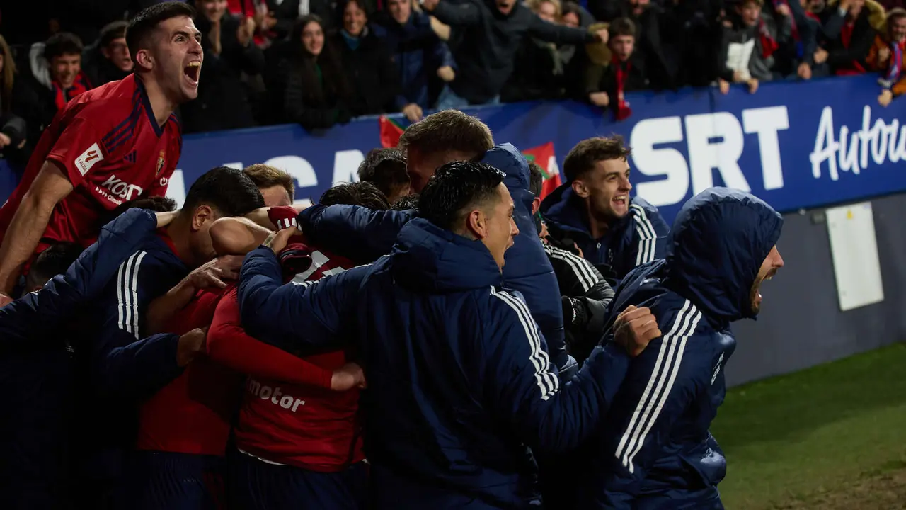 Los jugadores de Osasuna celebran el gol de Raúl García (1-0) durante el partido de La Liga EA Sports entre CA Osasuna y Rayo Vallecano disputado en el estadio de El Sadar en Pamplona. IÑIGO ALZUGARAY