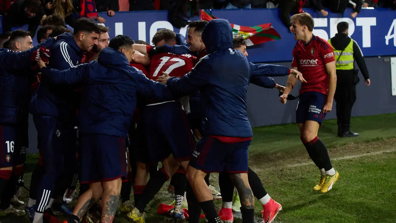 Los jugadores de Osasuna celebran el gol de Raúl García (1-0) durante el partido de La Liga EA Sports entre CA Osasuna y Rayo Vallecano disputado en el estadio de El Sadar en Pamplona. IÑIGO ALZUGARAY