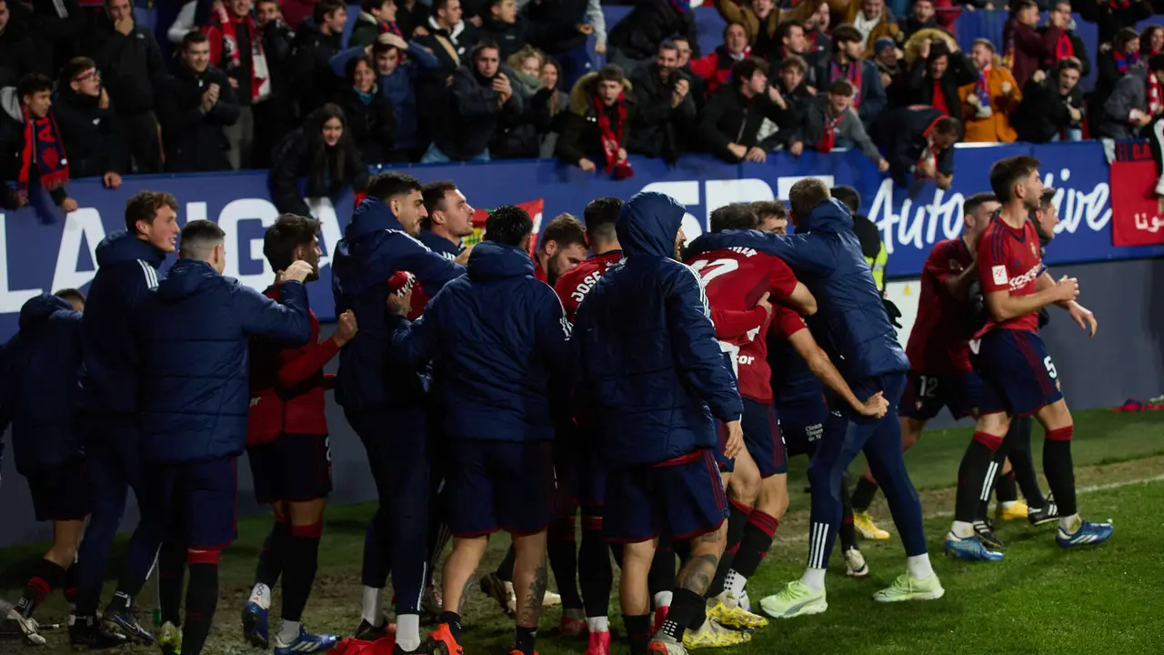Los jugadores de Osasuna celebran el gol de Raúl García (1-0) durante el partido de La Liga EA Sports entre CA Osasuna y Rayo Vallecano disputado en el estadio de El Sadar en Pamplona. IÑIGO ALZUGARAY