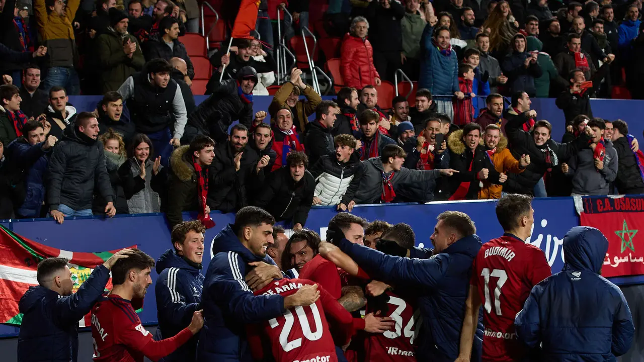Los jugadores de Osasuna celebran el gol de Raúl García (1-0) durante el partido de La Liga EA Sports entre CA Osasuna y Rayo Vallecano disputado en el estadio de El Sadar en Pamplona. IÑIGO ALZUGARAY