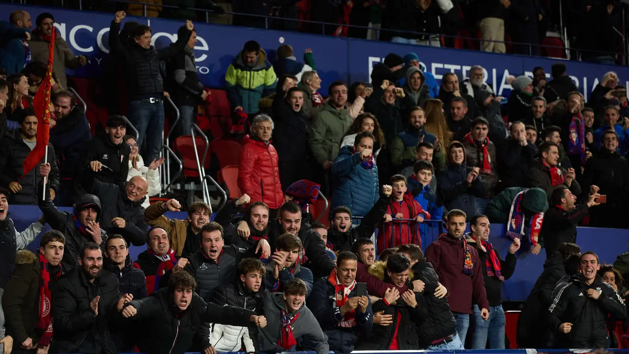 Los jugadores de Osasuna celebran el gol de Raúl García (1-0) durante el partido de La Liga EA Sports entre CA Osasuna y Rayo Vallecano disputado en el estadio de El Sadar en Pamplona. IÑIGO ALZUGARAY
