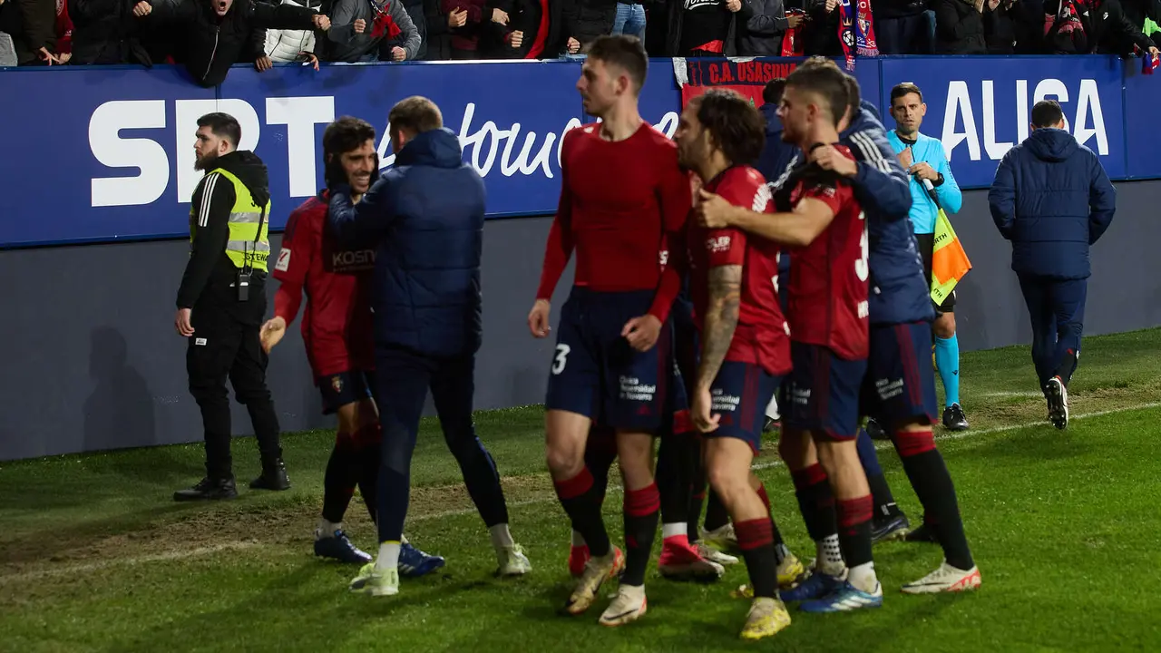 Los jugadores de Osasuna celebran el gol de Raúl García (1-0) durante el partido de La Liga EA Sports entre CA Osasuna y Rayo Vallecano disputado en el estadio de El Sadar en Pamplona. IÑIGO ALZUGARAY