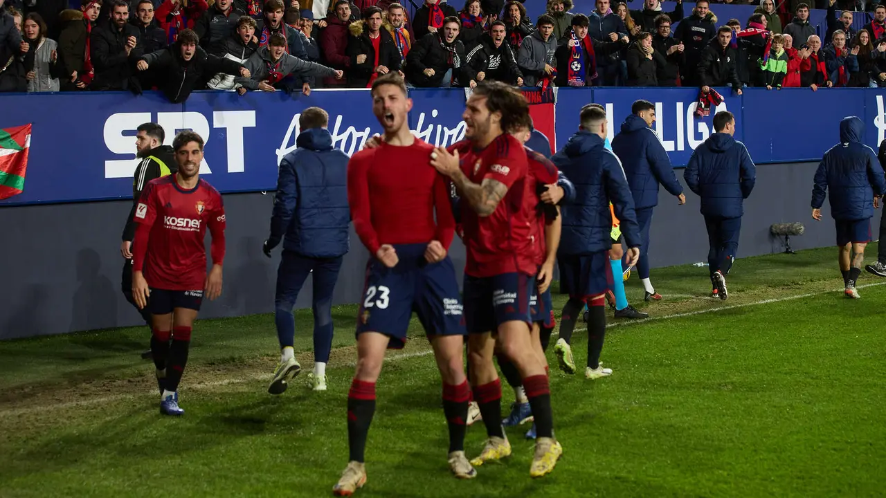 Los jugadores de Osasuna celebran el gol de Raúl García (1-0) durante el partido de La Liga EA Sports entre CA Osasuna y Rayo Vallecano disputado en el estadio de El Sadar en Pamplona. IÑIGO ALZUGARAY