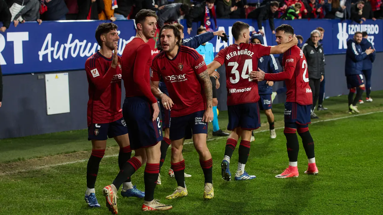 Los jugadores de Osasuna celebran el gol de Raúl García (1-0) durante el partido de La Liga EA Sports entre CA Osasuna y Rayo Vallecano disputado en el estadio de El Sadar en Pamplona. IÑIGO ALZUGARAY