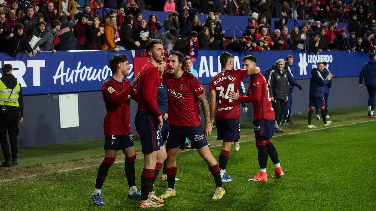 Los jugadores de Osasuna celebran el gol de Raúl García (1-0) durante el partido de La Liga EA Sports entre CA Osasuna y Rayo Vallecano disputado en el estadio de El Sadar en Pamplona. IÑIGO ALZUGARAY