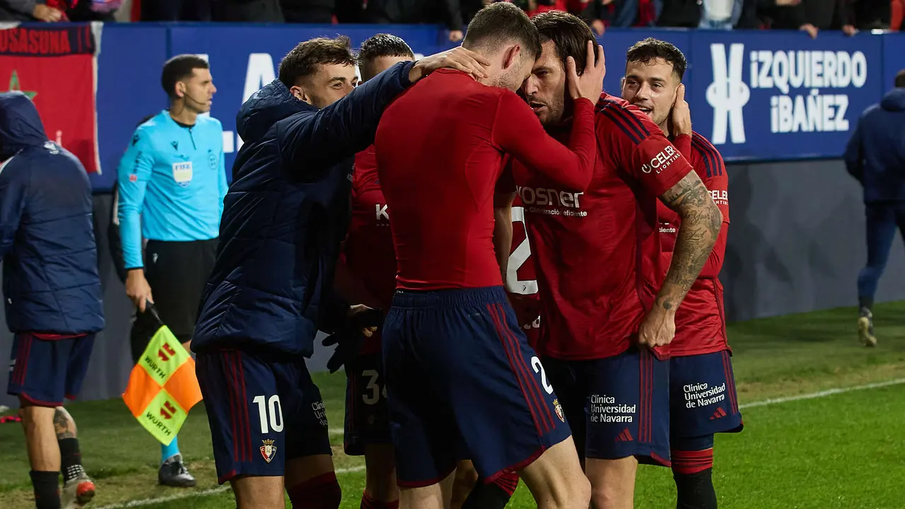 Los jugadores de Osasuna celebran el gol de Raúl García (1-0) durante el partido de La Liga EA Sports entre CA Osasuna y Rayo Vallecano disputado en el estadio de El Sadar en Pamplona. IÑIGO ALZUGARAY
