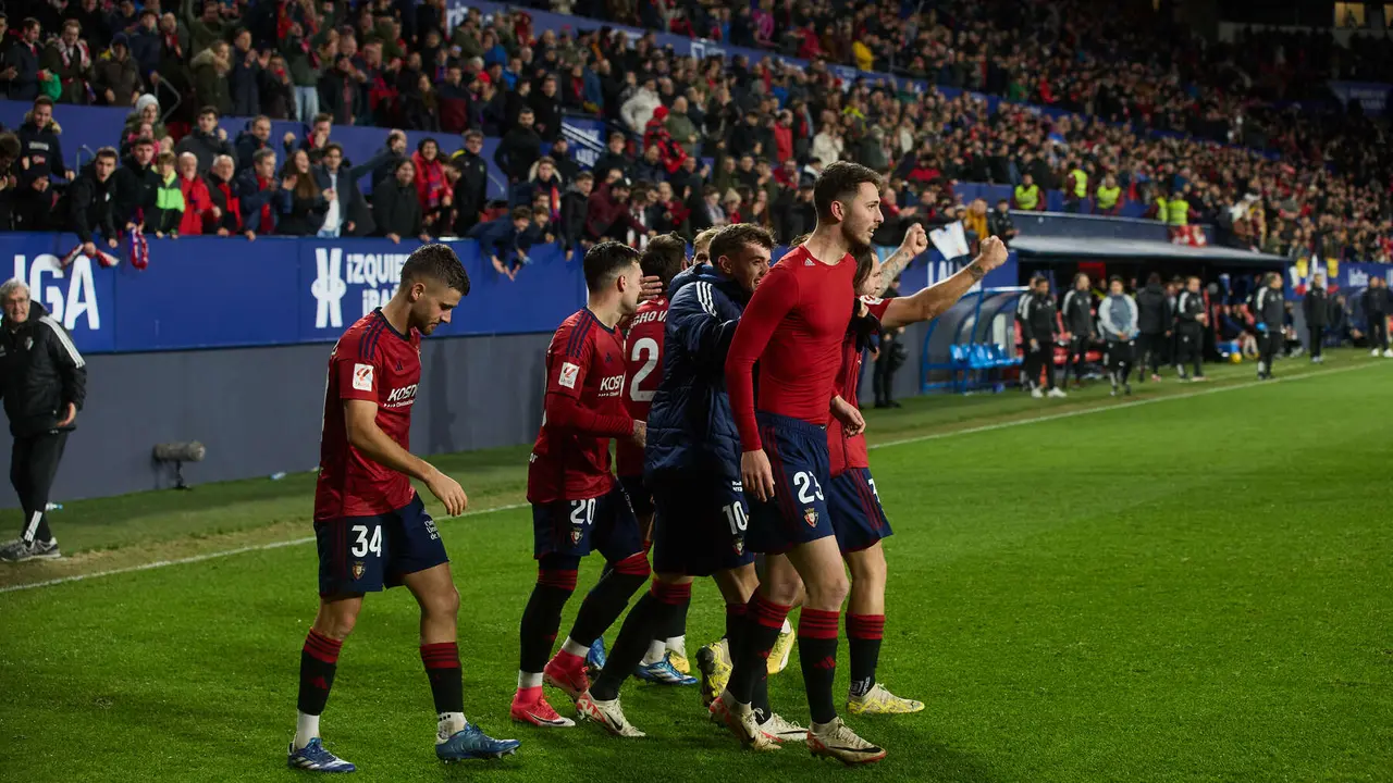 Los jugadores de Osasuna celebran el gol de Raúl García (1-0) durante el partido de La Liga EA Sports entre CA Osasuna y Rayo Vallecano disputado en el estadio de El Sadar en Pamplona. IÑIGO ALZUGARAY