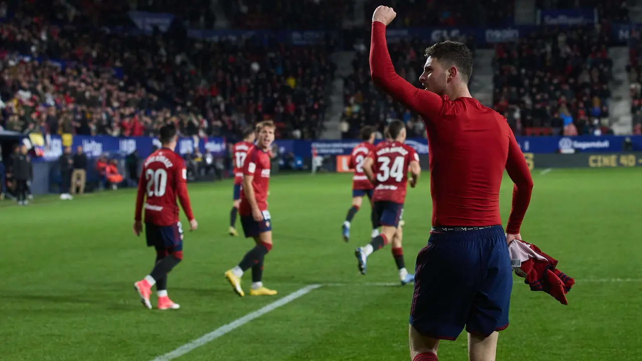 Los jugadores de Osasuna celebran el gol de Raúl García (1-0) durante el partido de La Liga EA Sports entre CA Osasuna y Rayo Vallecano disputado en el estadio de El Sadar en Pamplona. IÑIGO ALZUGARAY