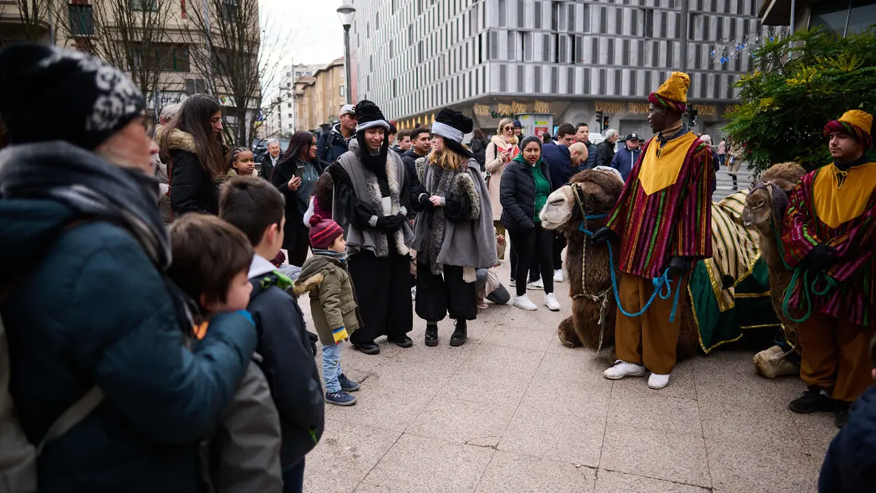 Reparto de roscos de Reyes en Pamplona amenizado con los anaderados y los dromedarios. PABLO LASAOSA
