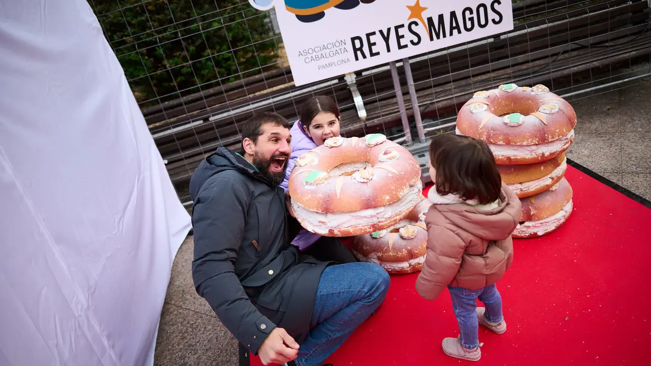 Reparto de roscos de Reyes en Pamplona amenizado con los anaderados y los dromedarios. PABLO LASAOSA
