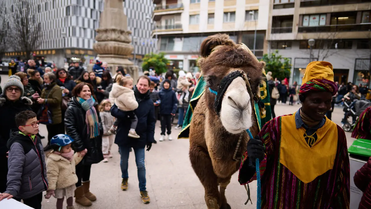 Reparto de roscos de Reyes en Pamplona amenizado con los anaderados y los dromedarios. PABLO LASAOSA