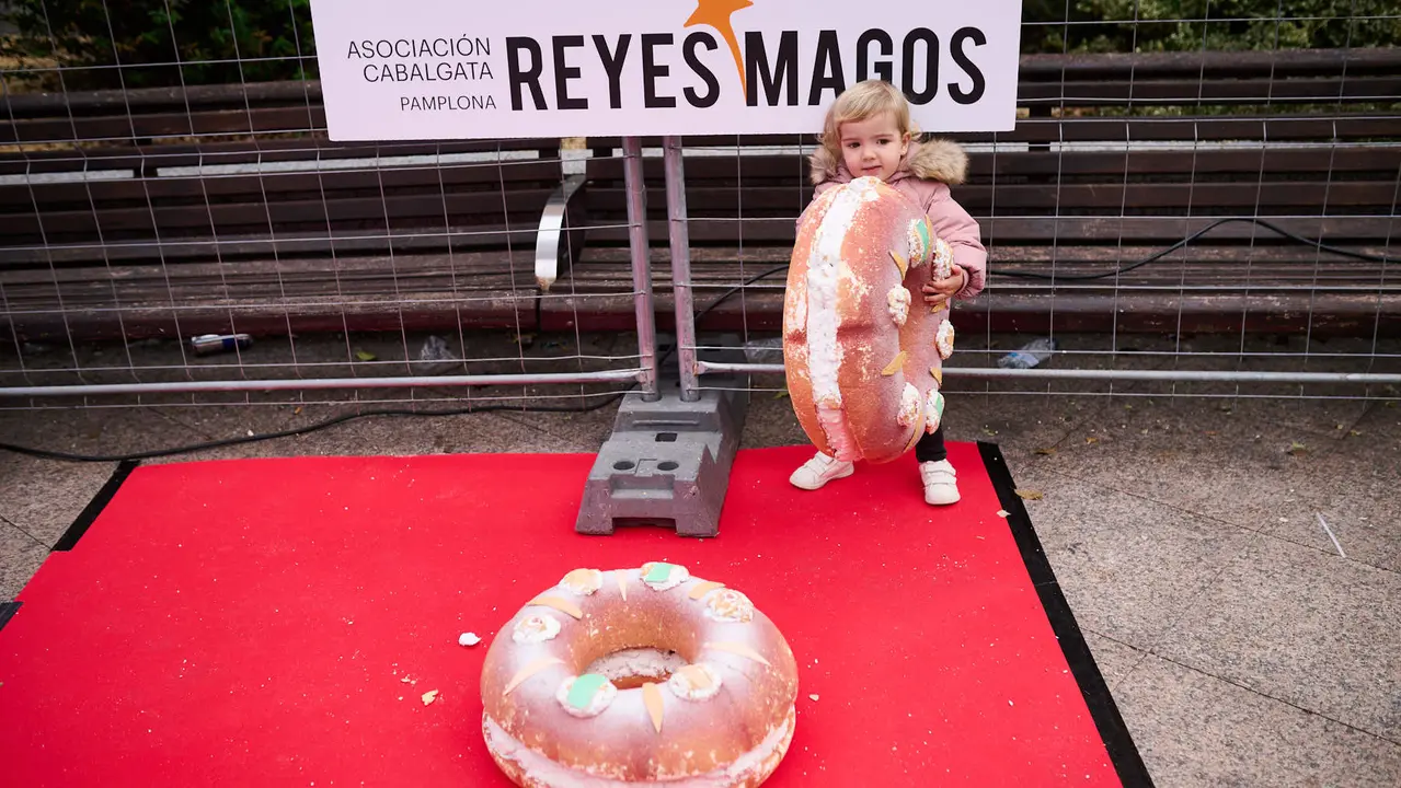Reparto de roscos de Reyes en Pamplona amenizado con los anaderados y los dromedarios. PABLO LASAOSA