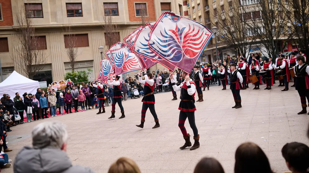 Reparto de roscos de Reyes en Pamplona amenizado con los anaderados y los dromedarios. PABLO LASAOSA