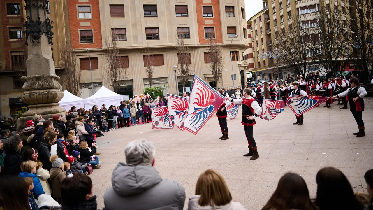 Reparto de roscos de Reyes en Pamplona amenizado con los anaderados y los dromedarios. PABLO LASAOSA