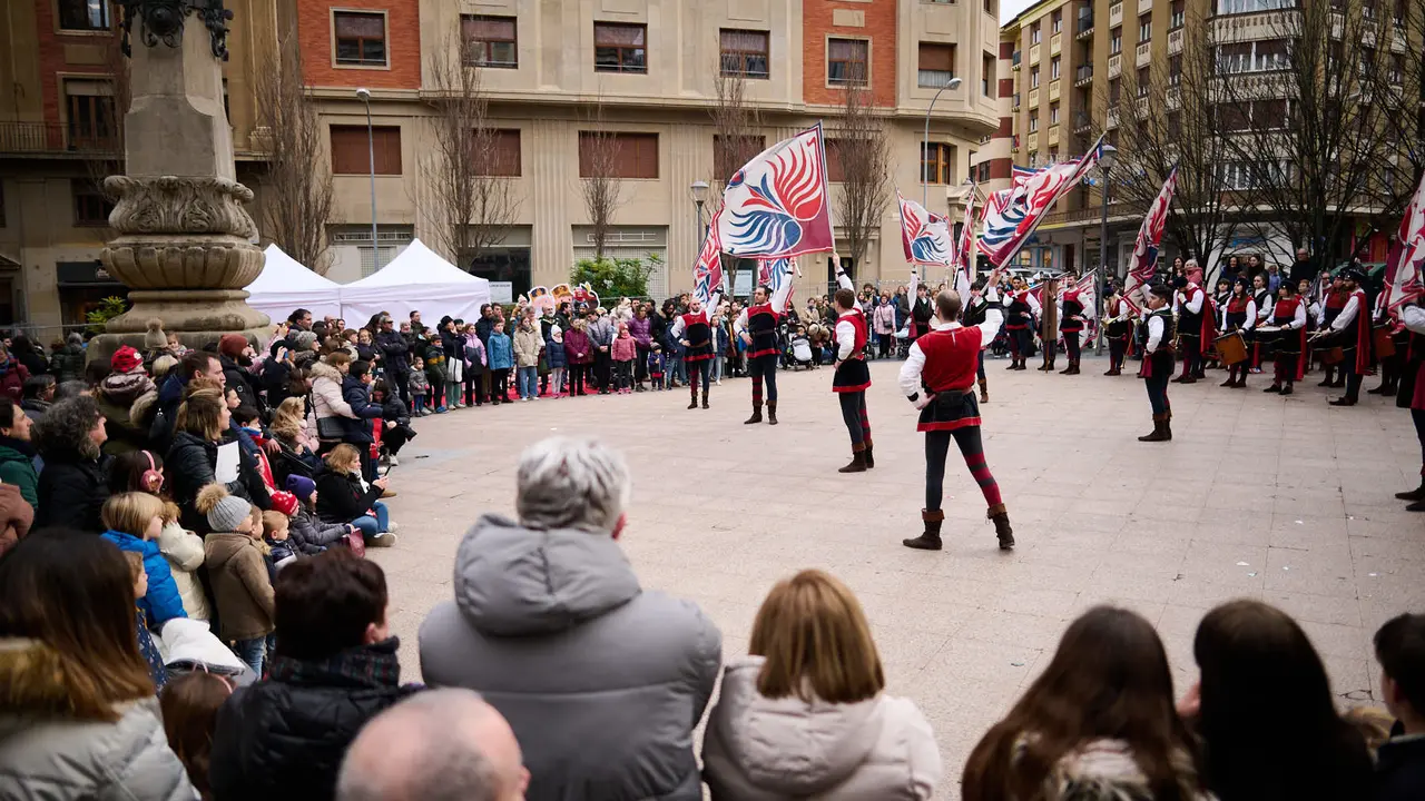 Reparto de roscos de Reyes en Pamplona amenizado con los anaderados y los dromedarios. PABLO LASAOSA