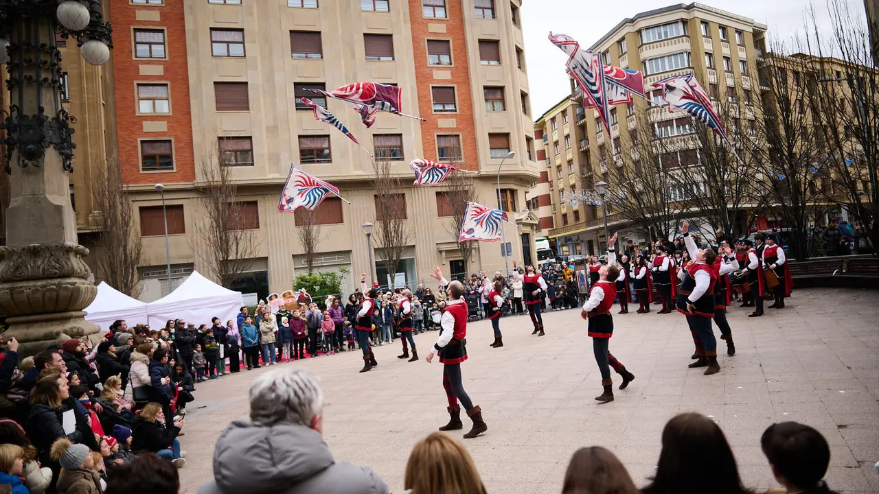 Reparto de roscos de Reyes en Pamplona amenizado con los anaderados y los dromedarios. PABLO LASAOSA