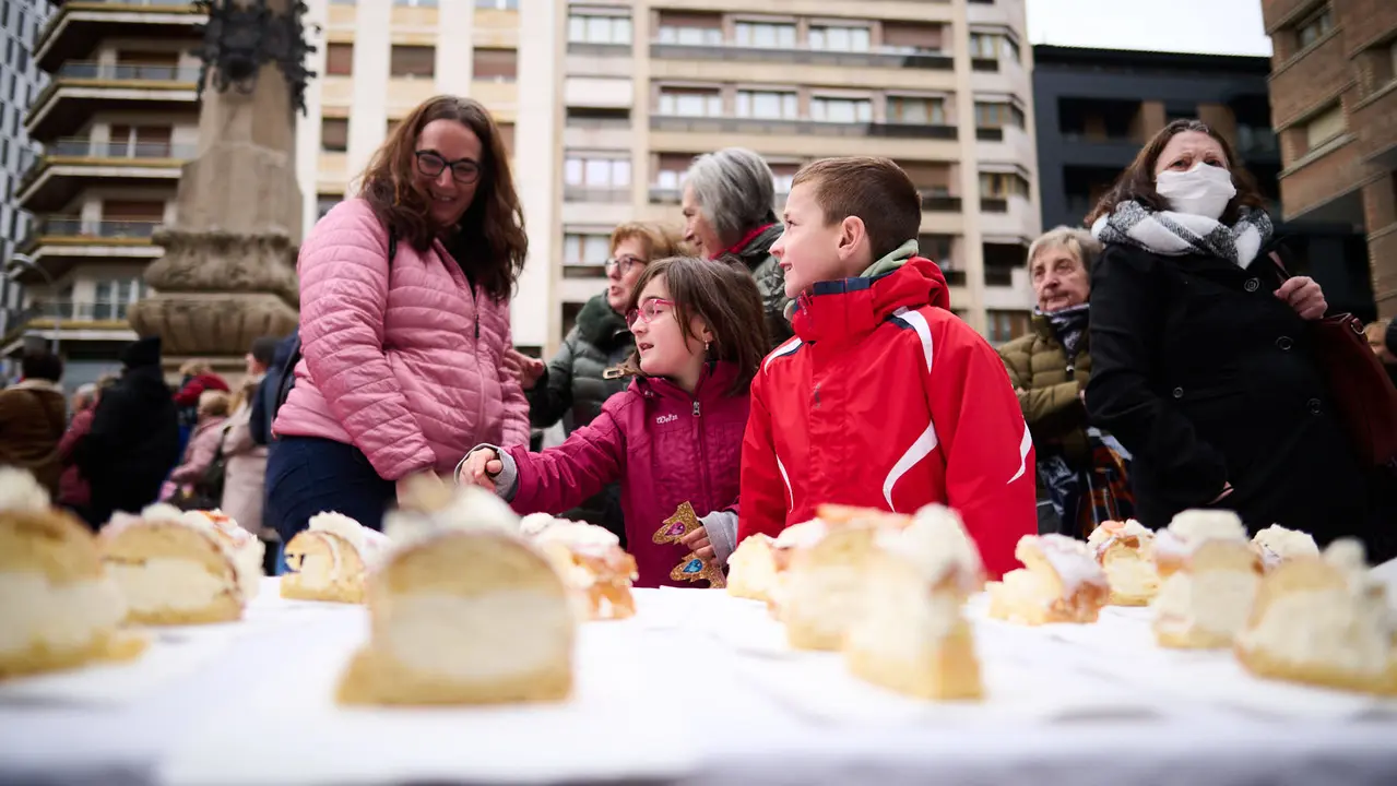 Reparto de roscos de Reyes en Pamplona amenizado con los anaderados y los dromedarios. PABLO LASAOSA