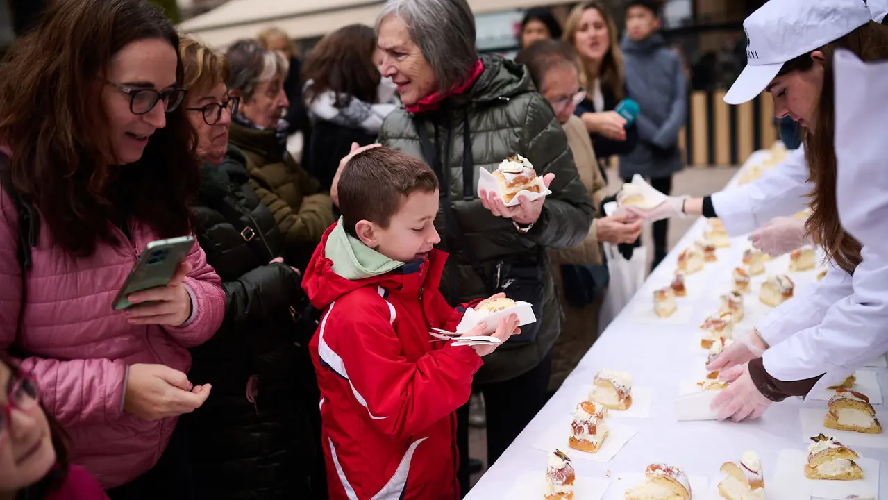 Reparto de roscos de Reyes en Pamplona amenizado con los anaderados y los dromedarios. PABLO LASAOSA