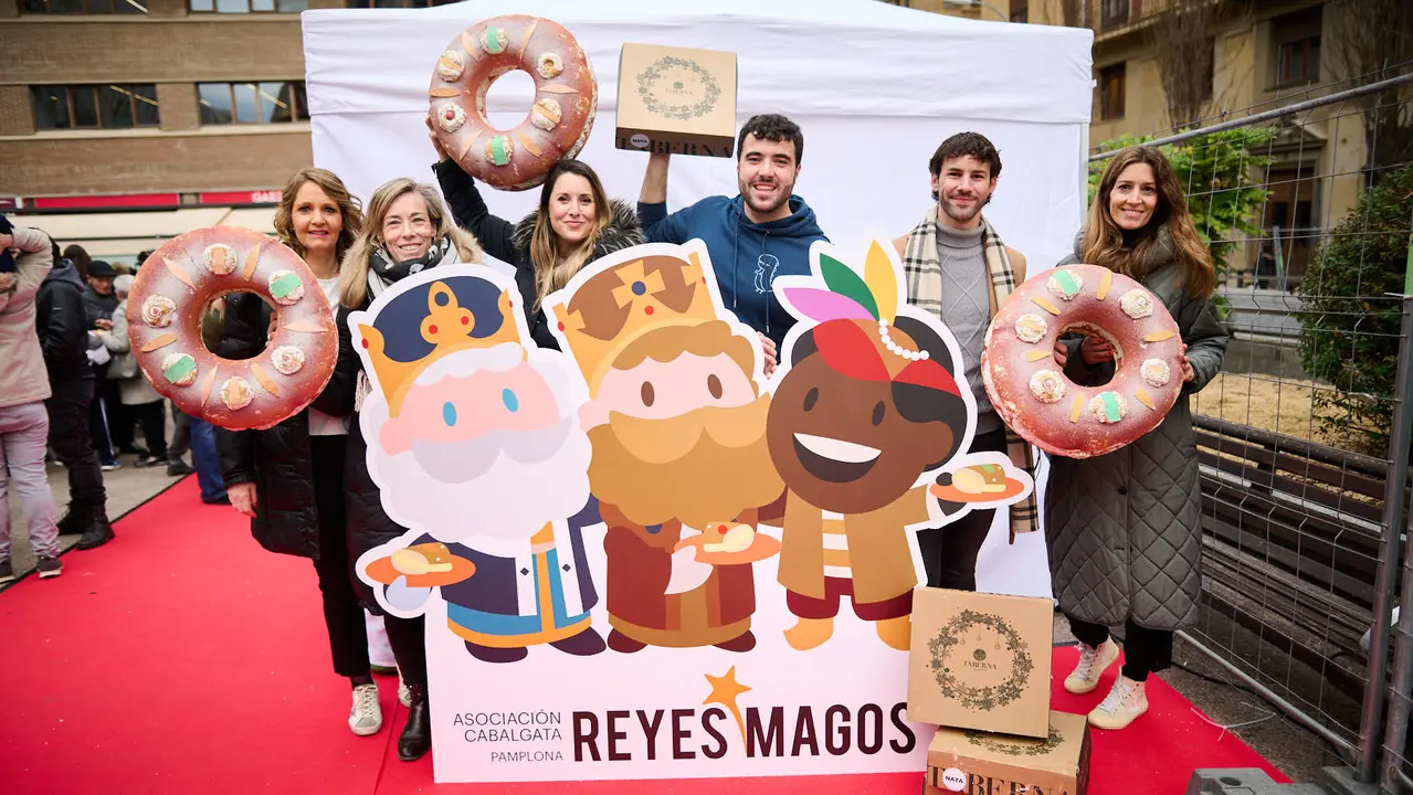 Reparto de roscos de Reyes en Pamplona amenizado con los anaderados y los dromedarios. PABLO LASAOSA