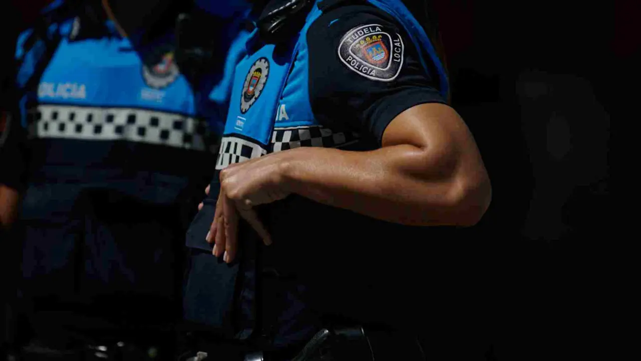 Dos agentes de la Polic&iacute;a Local de Tudela. ARCHIVO