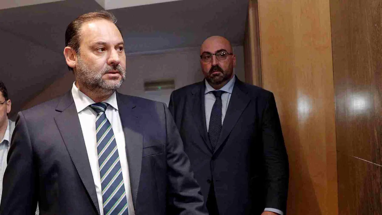Koldo Garc&iacute;a tras el entonces ministro de Transportes, Jos&eacute; Luis &Aacute;balos. EFE