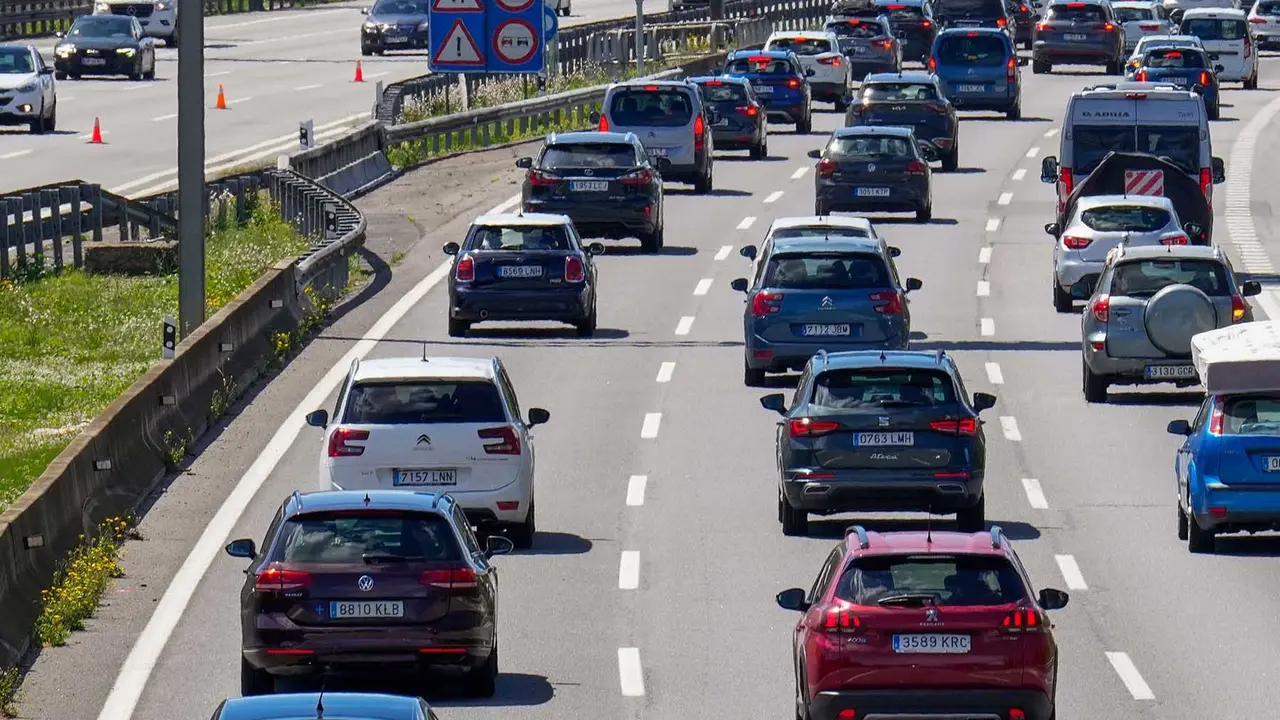Imagen de archivo de veh&iacute;culos y coches en una autopista / autov&iacute;a durante una operaci&oacute;n salida, con tr&aacute;fico intenso. EFE/ Alejandro Garc&iacute;a