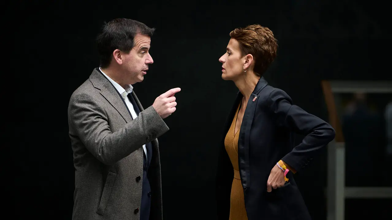 El consejero Mikel Irujo habla con la presidenta Mar&iacute;a Chivite, minutos antes del comienzo del Pleno. PABLO LASAOSA