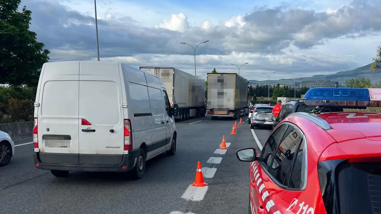 Retenciones en la PA30 sentido No&aacute;in, en el t&eacute;rmino municipal de Tajonar. POLIC&Iacute;A FORAL