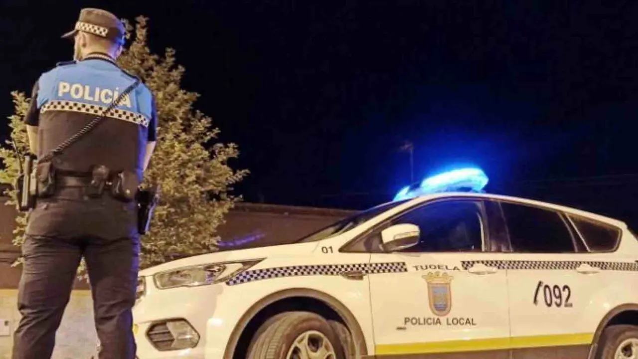 Un agente de la Polic&iacute;a Local de Tudela. POLIC&Iacute;A LOCAL DE TUDELA / ARCHIVO