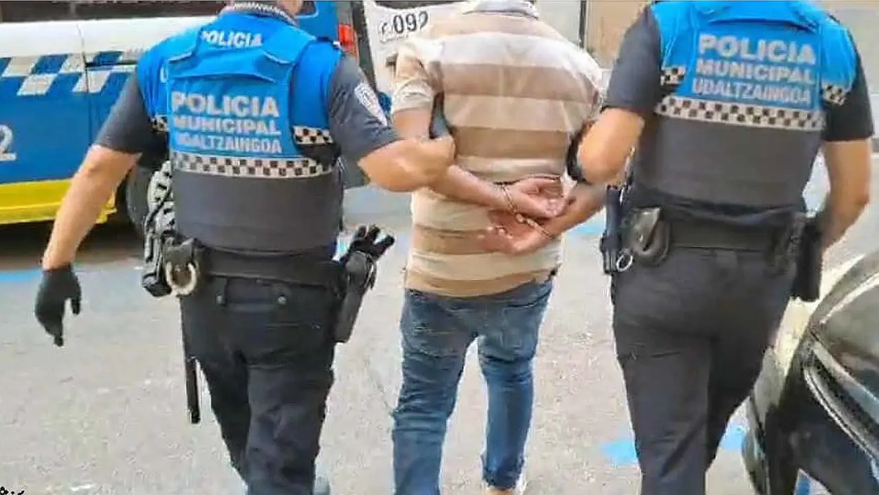 Foto de archivo de una detenci&oacute;n a cargo de la Polic&iacute;a Municipal de Pamplona. PMP