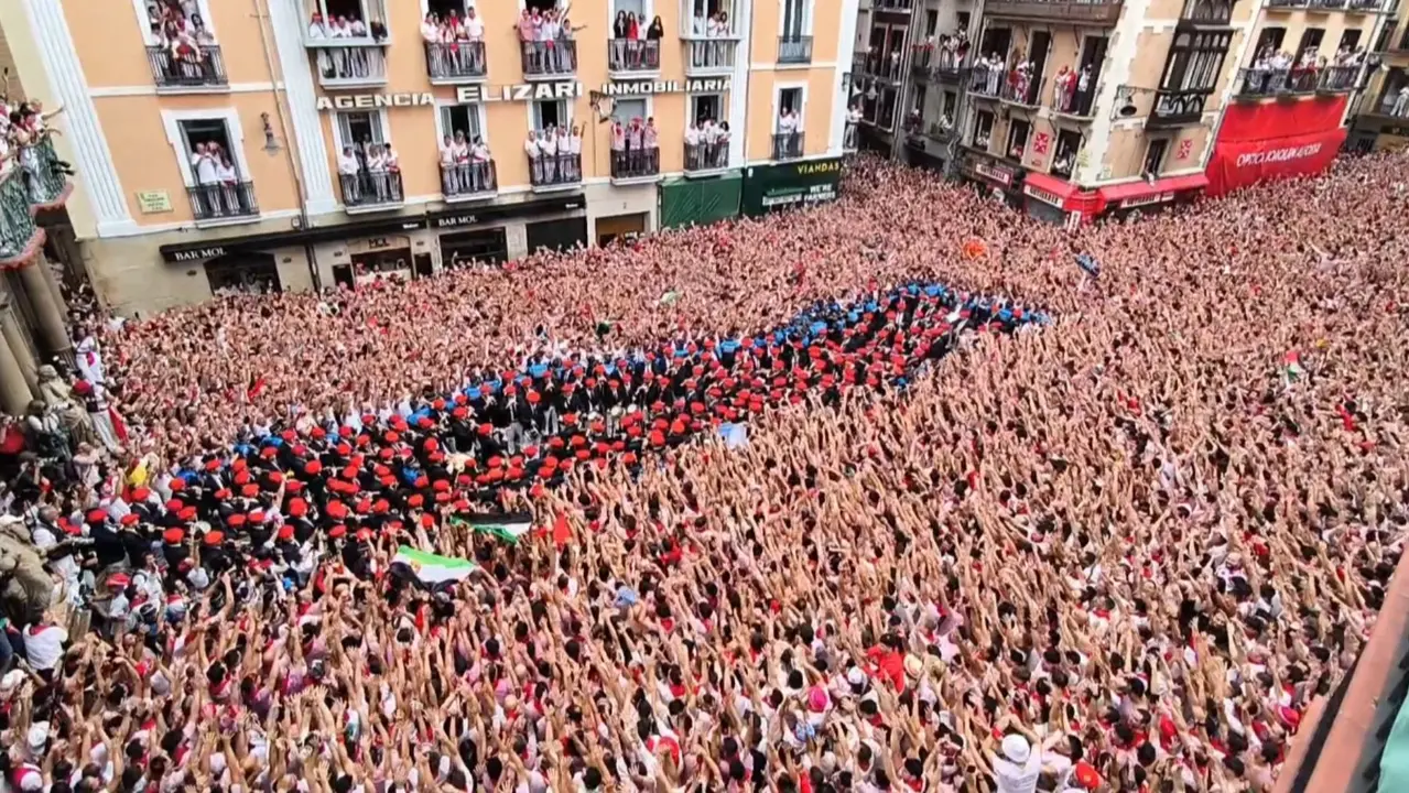 Los gaiteros salen a la plaza del Ayuntamiento en Pamplona por San Fermín. NAVARRA.COM