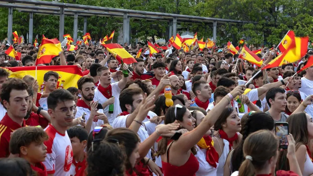 Cientos de pamploneses disfrutan en Yamaguchi de la final de la Eurocopa entre España e Inglaterra en San Fermín. MAITE H. MATEO