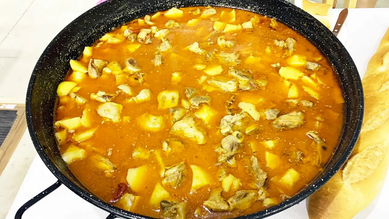 Un calderete con carne de ternera y patatas. Navarra.com