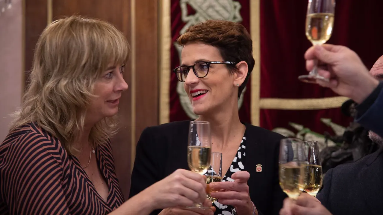 La Presidenta del Gobierno de Navarra, Mar&iacute;a Chivite (d), acompa&ntilde;ada por la consejera, Ana Ollo (i), durante un tradicional brindis de fin de a&ntilde;o con los medios de comunicaci&oacute;n de la Comunidad Foral. EFE/I&ntilde;aki Porto.