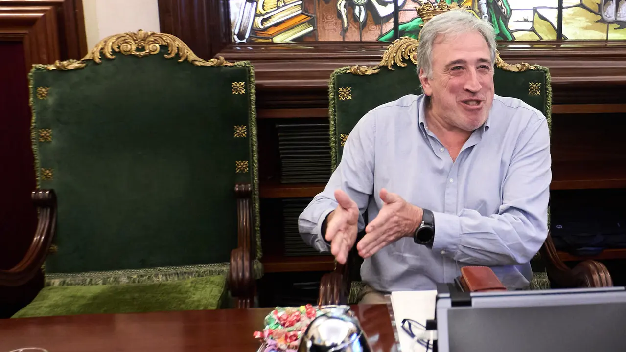Joseba Asir&oacute;n en el pleno del Ayuntamiento de Pamplona. I&Ntilde;IGO ALZUGARAY