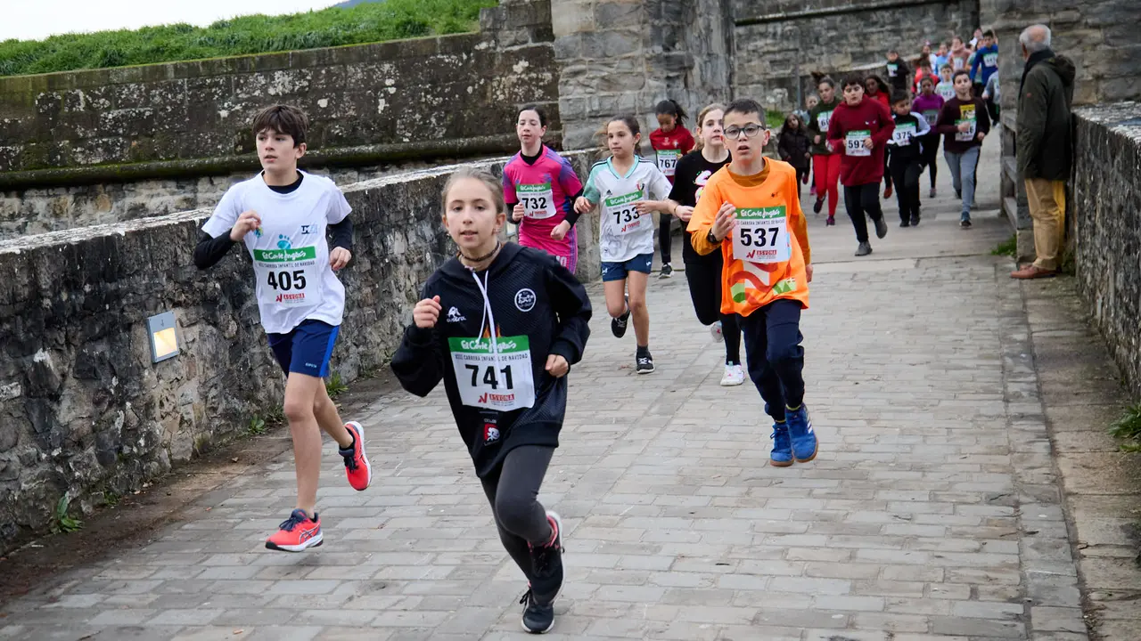 XIII Carrera Infantil de la Navidad en la Ciudadela de Pamplona. IÑIGO ALZUGARAY