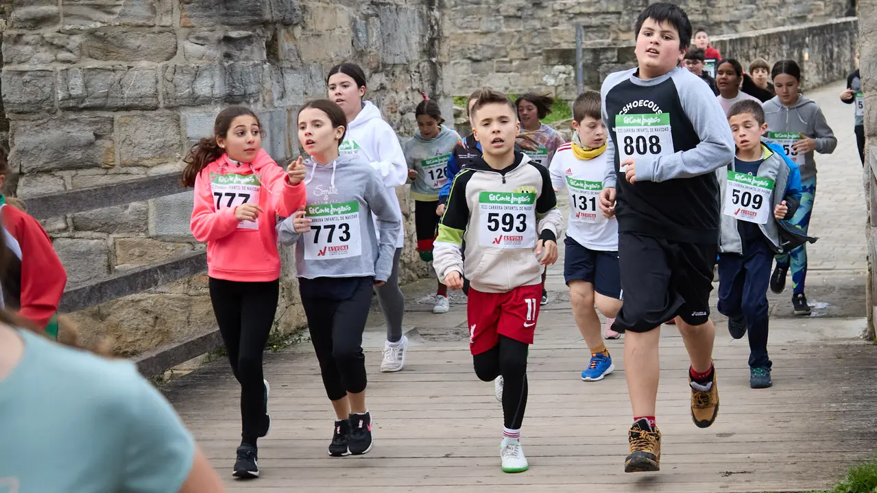 XIII Carrera Infantil de la Navidad en la Ciudadela de Pamplona. IÑIGO ALZUGARAY
