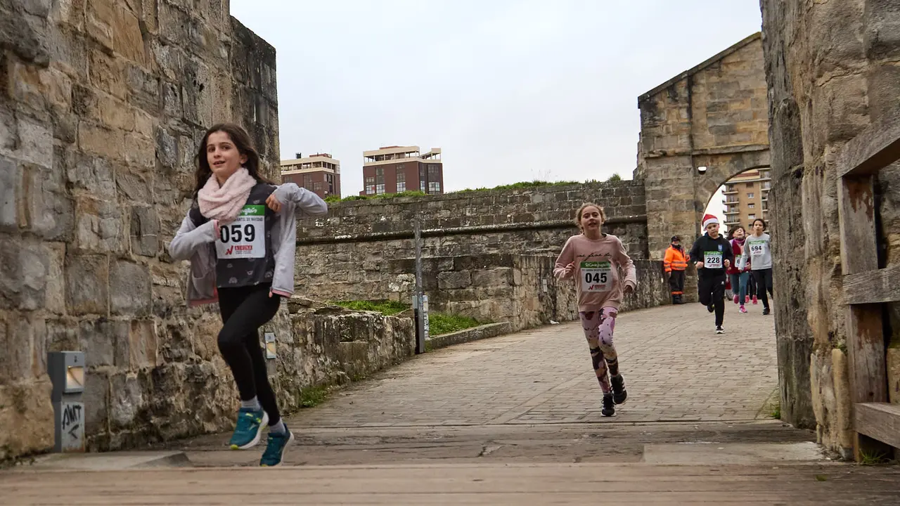 XIII Carrera Infantil de la Navidad en la Ciudadela de Pamplona. IÑIGO ALZUGARAY