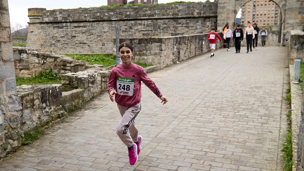 XIII Carrera Infantil de la Navidad en la Ciudadela de Pamplona. IÑIGO ALZUGARAY
