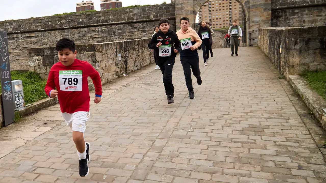 XIII Carrera Infantil de la Navidad en la Ciudadela de Pamplona. IÑIGO ALZUGARAY