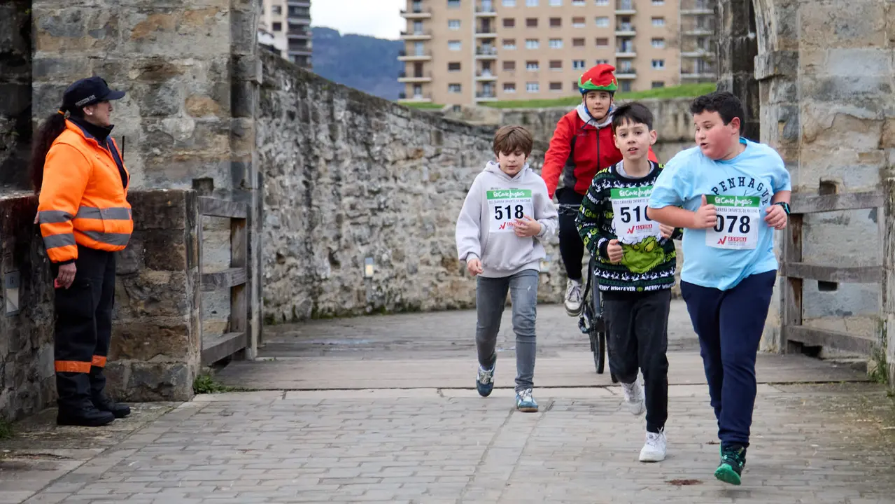 XIII Carrera Infantil de la Navidad en la Ciudadela de Pamplona. IÑIGO ALZUGARAY