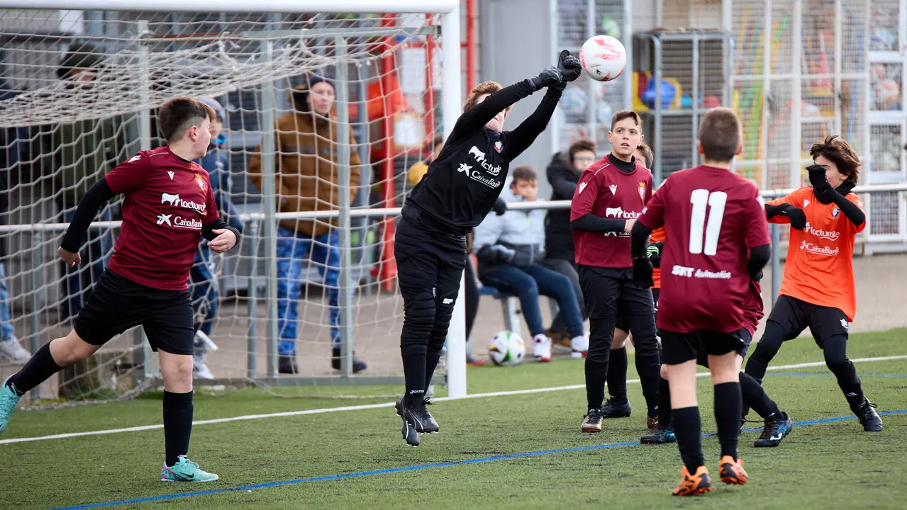 Primera jornada de la fase de grupos del XLII Torneo Interescolar de Osasuna en categoría alevín disputado en las instalaciones de Tajonar. IÑIGO ALZUGARAY