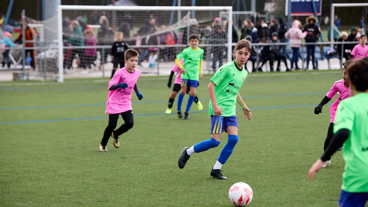 Primera jornada de la fase de grupos del XLII Torneo Interescolar de Osasuna en categoría benjamín disputado en las instalaciones de Tajonar. IÑIGO ALZUGARAY