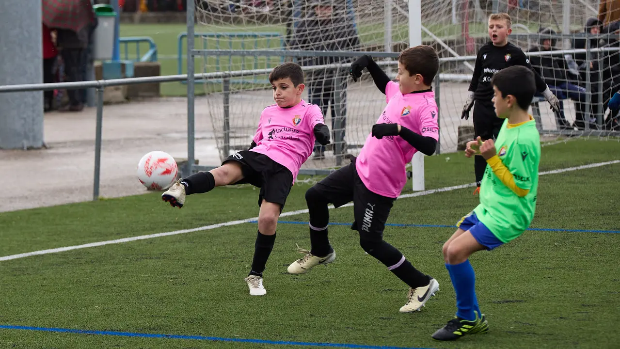 Primera jornada de la fase de grupos del XLII Torneo Interescolar de Osasuna en categoría benjamín disputado en las instalaciones de Tajonar. IÑIGO ALZUGARAY