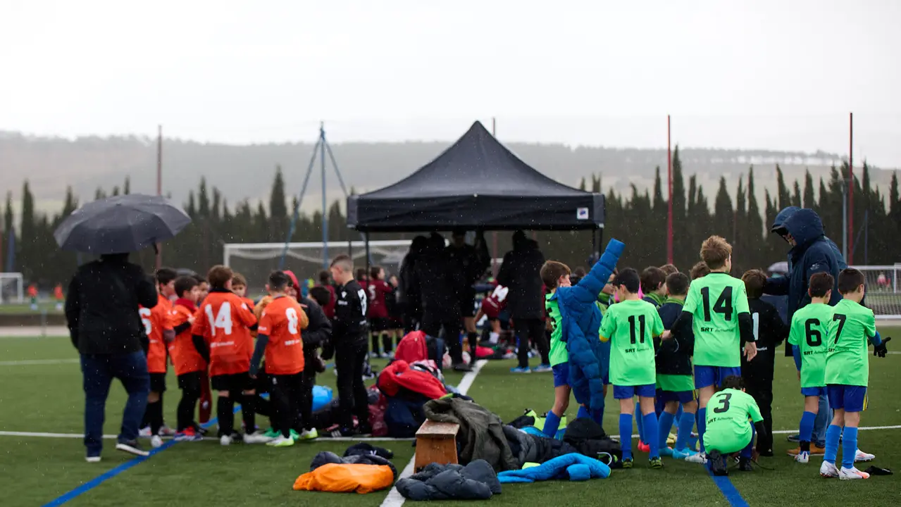 Primera jornada de la fase de grupos del XLII Torneo Interescolar de Osasuna en categoría benjamín disputado en las instalaciones de Tajonar. IÑIGO ALZUGARAY