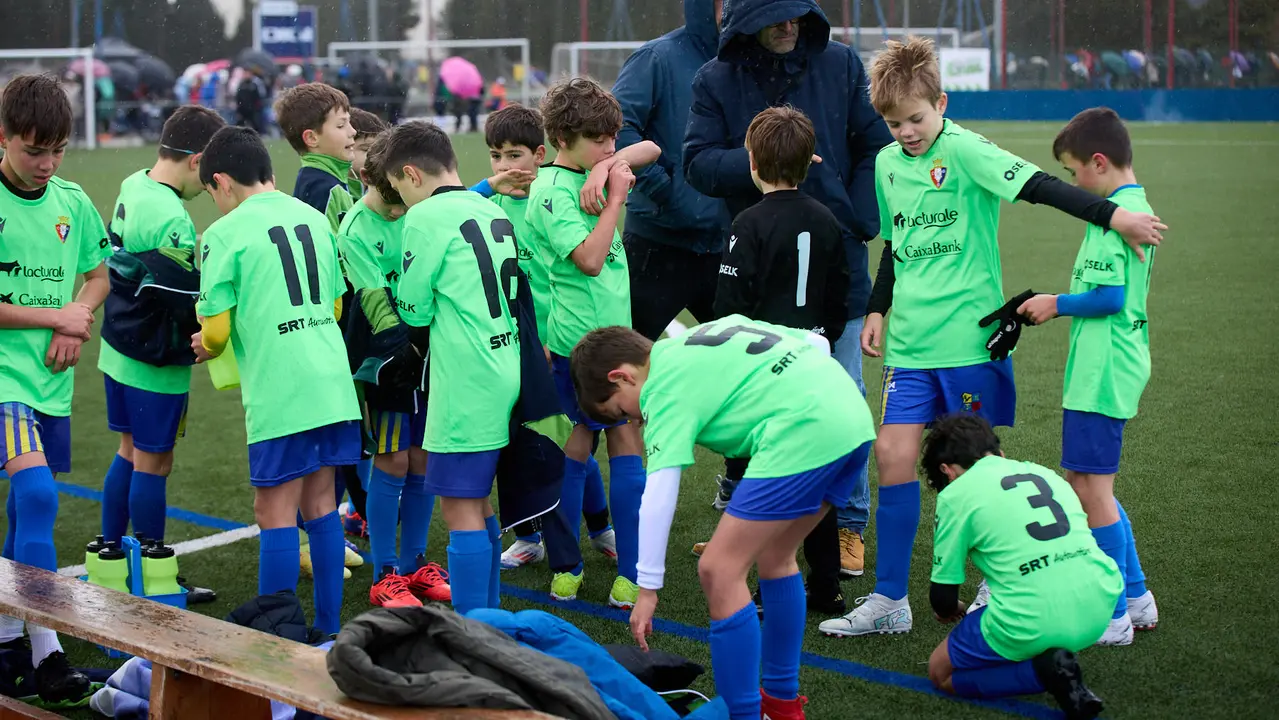 Primera jornada de la fase de grupos del XLII Torneo Interescolar de Osasuna en categoría benjamín disputado en las instalaciones de Tajonar. IÑIGO ALZUGARAY