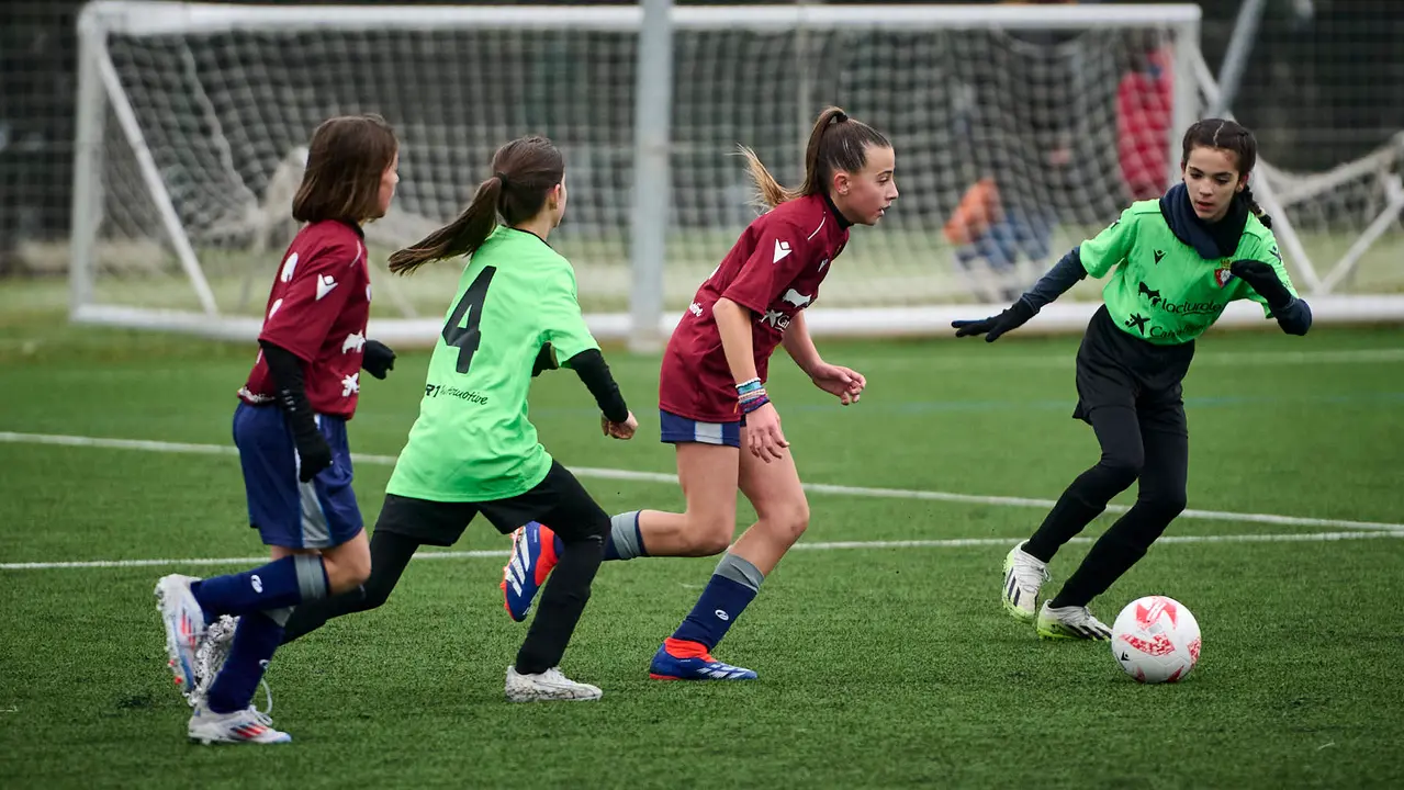 Camino de Santiago se enfrenta a San Pedro durante la segunda jornada de la fase de grupos del XLII Torneo Intersecolar de Osasuna 24-25. PABLO LASAOSA