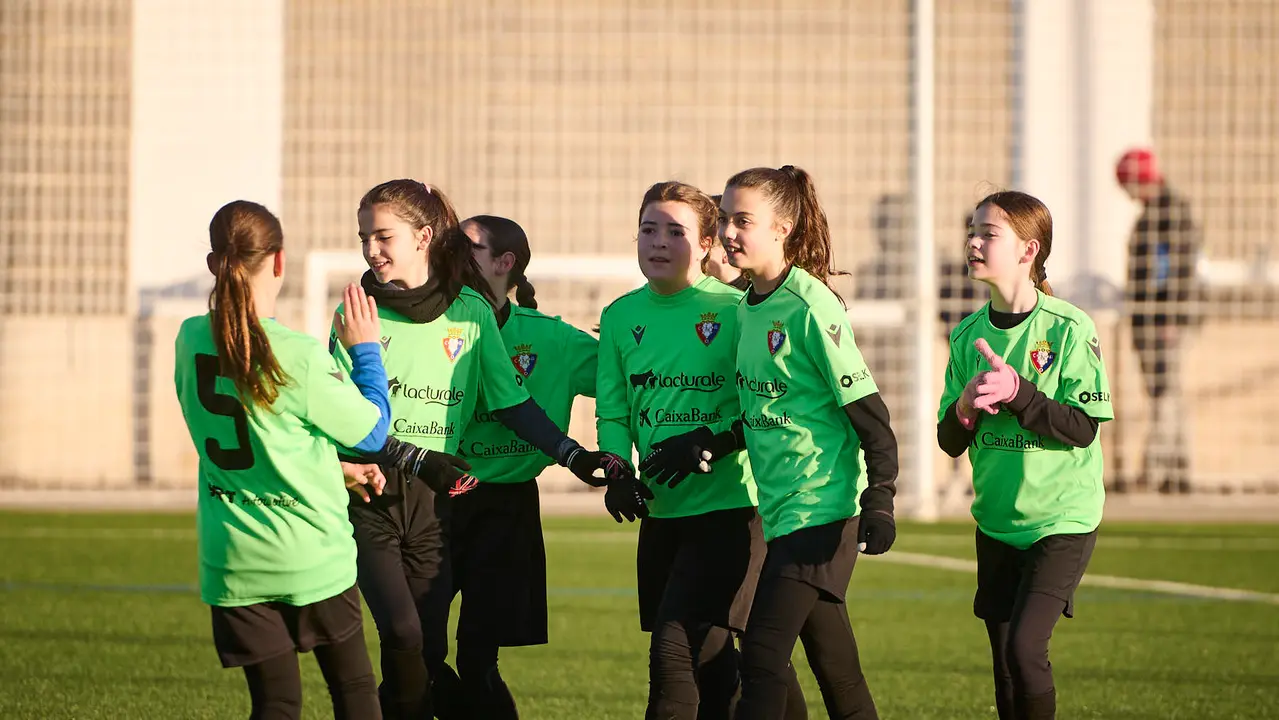Hermanas Úriz Pi se enfrenta a Sagrado Corazón durante la cuarta jornada de la fase de grupos del XLII Torneo Intersecolar de Osasuna 24-25. PABLO LASAOSA