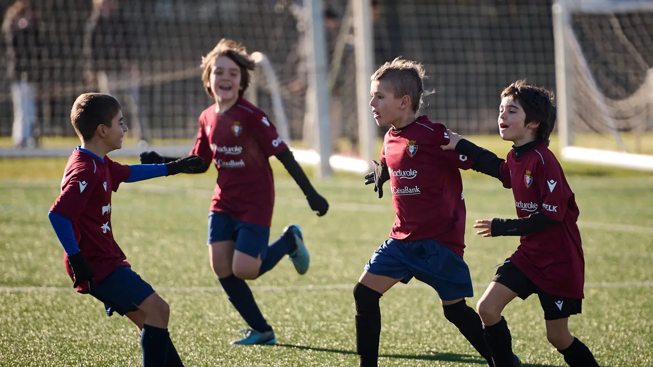 Miravalles El Redín se enfrenta a Irulegi durante la cuarta jornada de la fase de grupos del XLII Torneo Intersecolar de Osasuna 24-25. PABLO LASAOSA