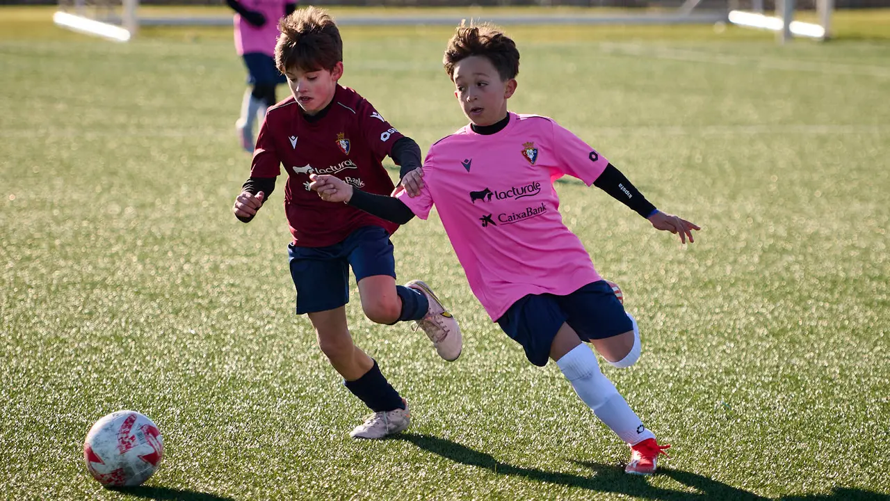 Miravalles El Redín se enfrenta a Irulegi durante la cuarta jornada de la fase de grupos del XLII Torneo Intersecolar de Osasuna 24-25. PABLO LASAOSA